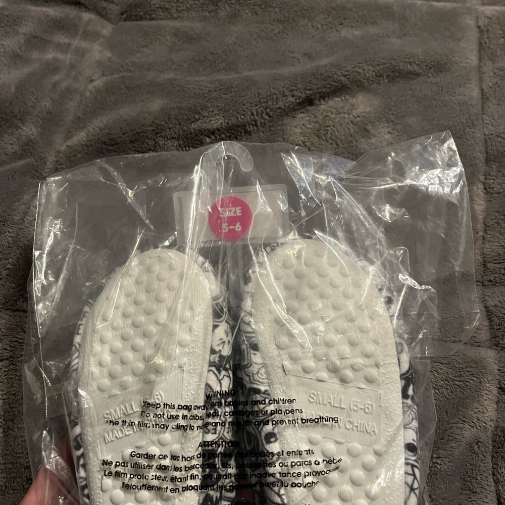LOL Slippers - Picture 4 of 4